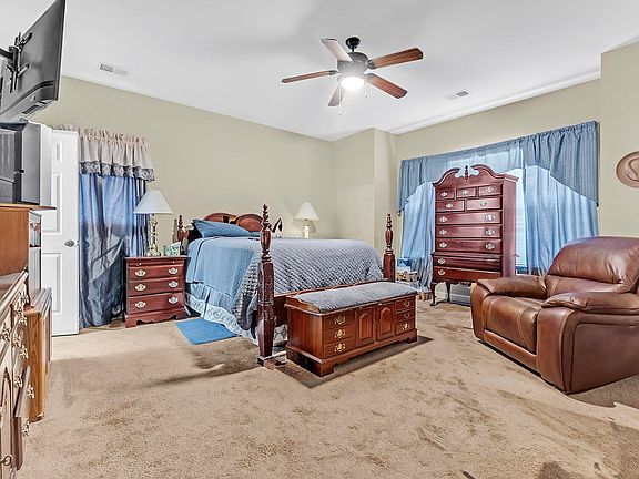 5th image of 717 Hilyard Ln