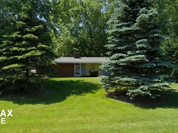 2125 Newport Ct, Wolverine Lake, MI 48390