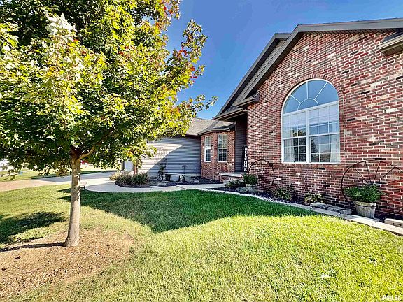 3rd image of 409 Delaney Dr