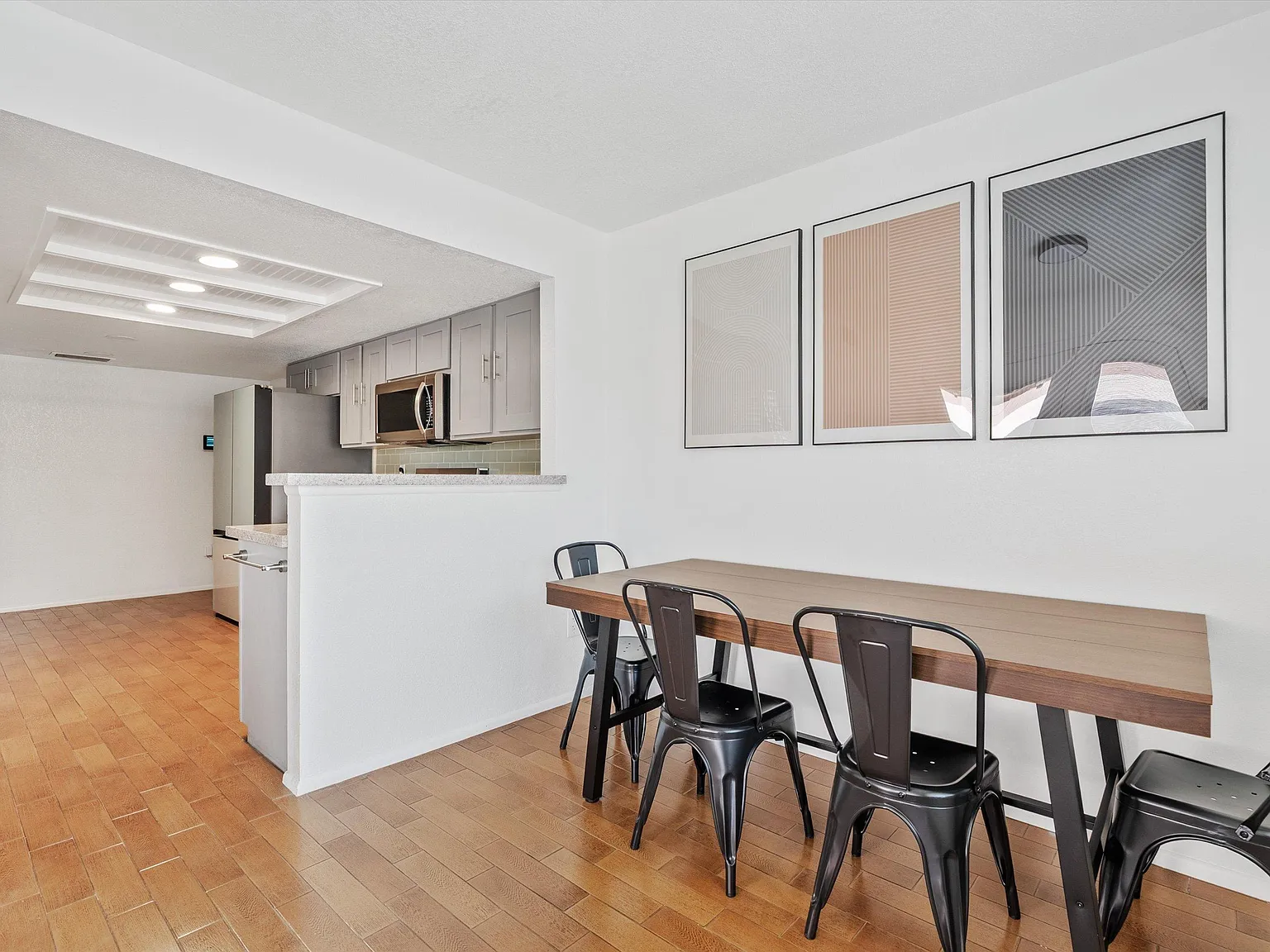 4 bed, 2.0 bath, 2400 sqft, $754 — Photo 4