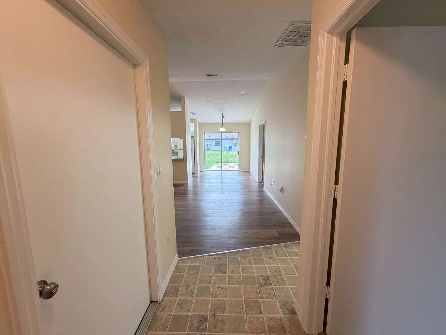 2 bed, 2.0 bath, 1010 sqft, $1,400 — Photo 2