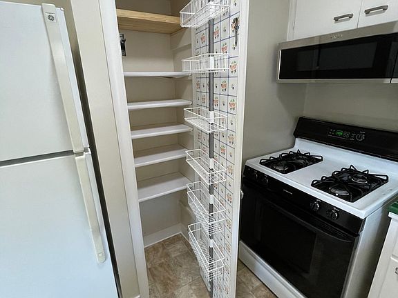 2nd image of 850 Live Oak Ave #4
