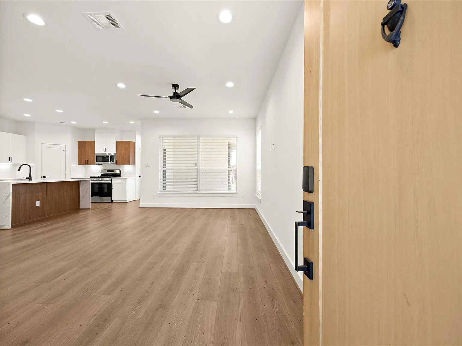3 bed, 2.0 bath, 1436 sqft, $2,305 — Photo 3