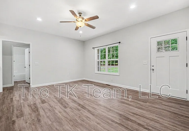 324 N Milford Rd — Photo 2