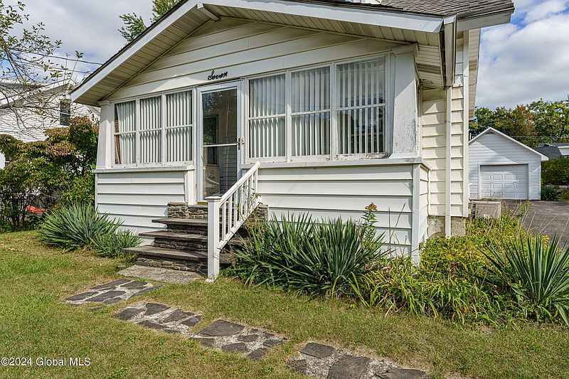 4th image of 7 Greenbush Avenue