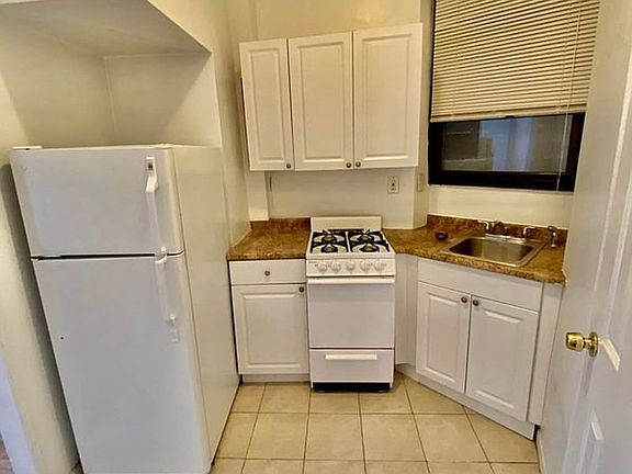 5th image of 304 1/2 E 38th St APT 3