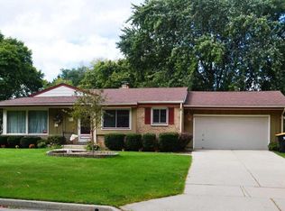 4617 N 109th St, Wauwatosa, WI 53225