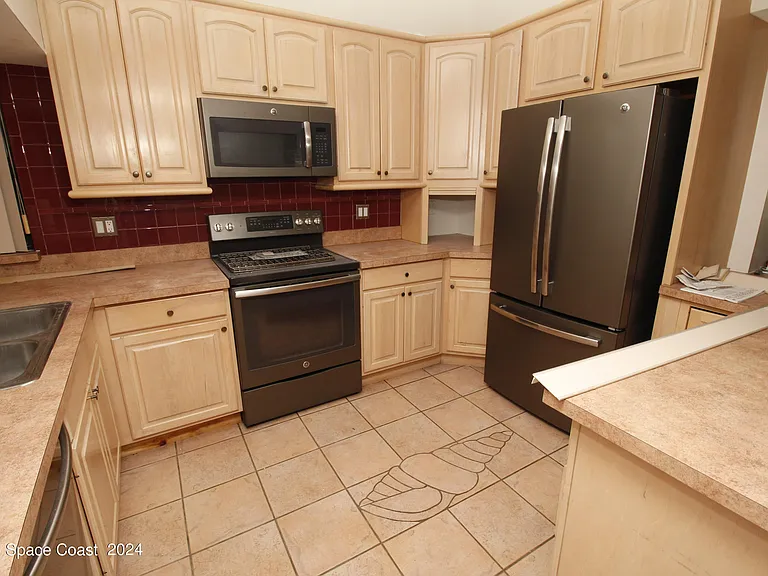 2168 Tarrytown Ln NE — Photo 2