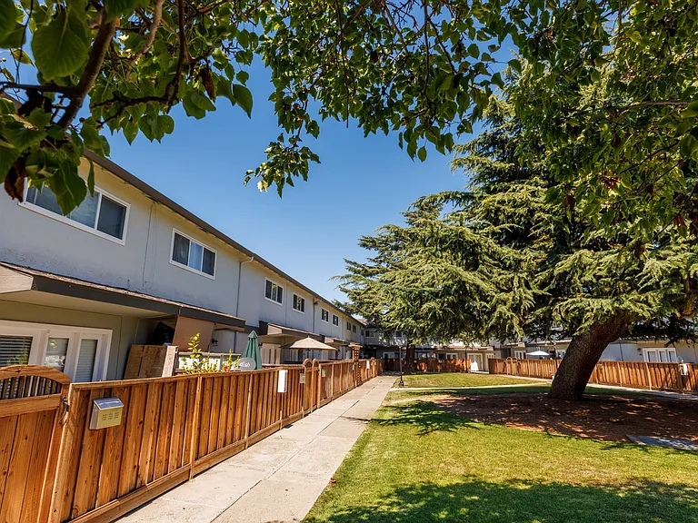 Washington Townhomes — Photo 11