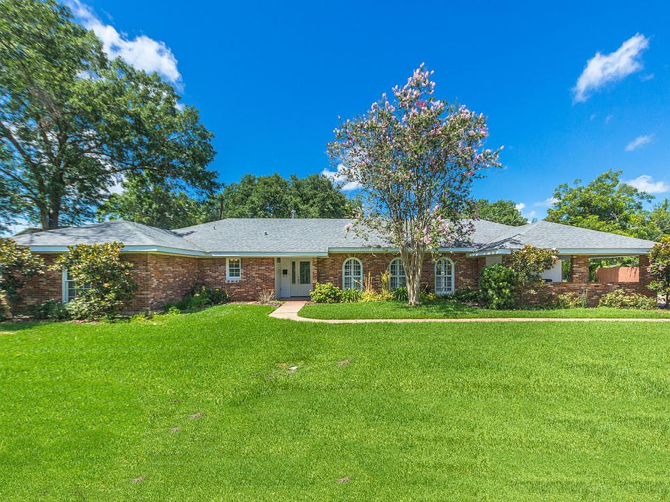 1st image of 903 Oak Dr