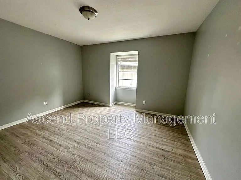 2410 Lyndon Ave #8 — Photo 11