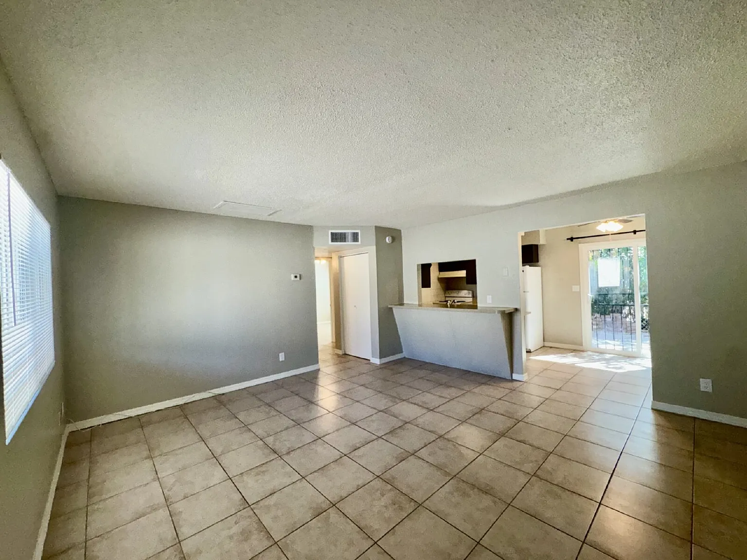 2 bed, 1.0 bath, 833 sqft, $1,275 — Photo 2
