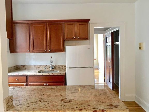 4th image of 2154 Crescent St APT C3