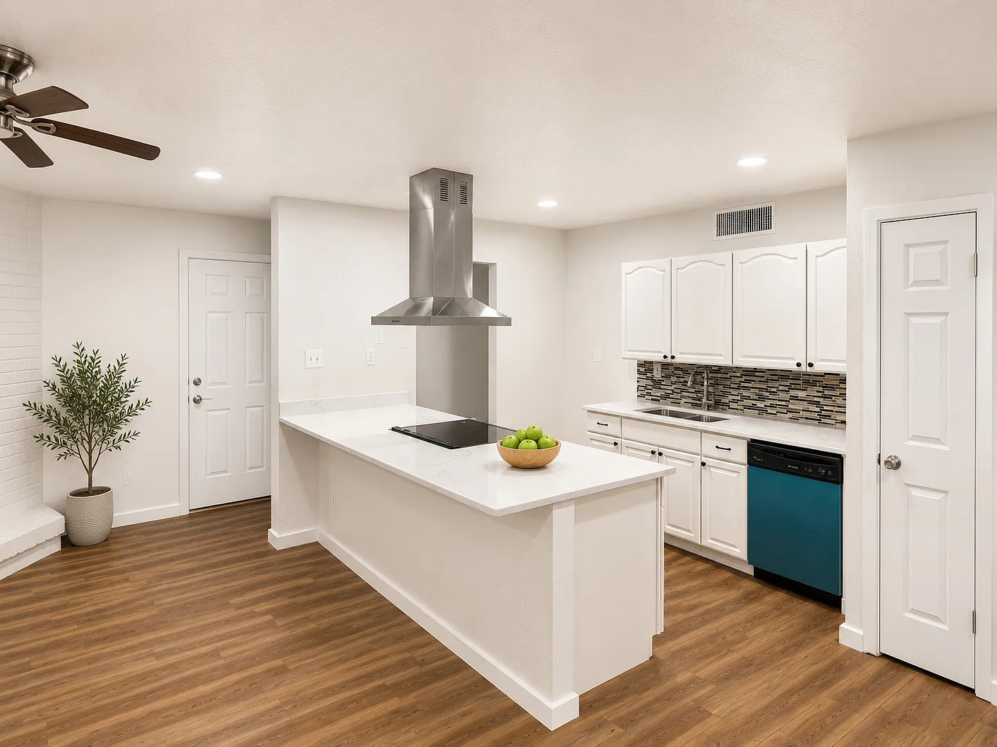 3 bed, 1256 sqft, $2,290 — Photo 4