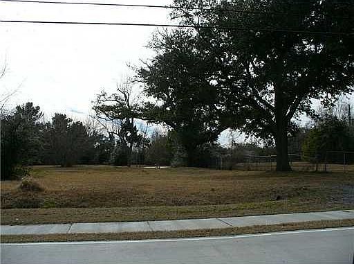 2nd image of 423 Waveland Ave