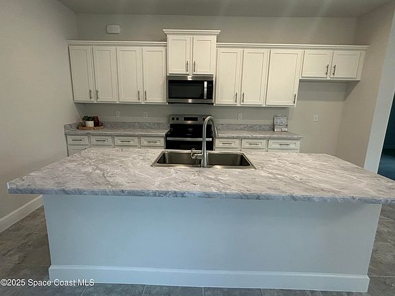 2nd image of 1176 Canfield Cir