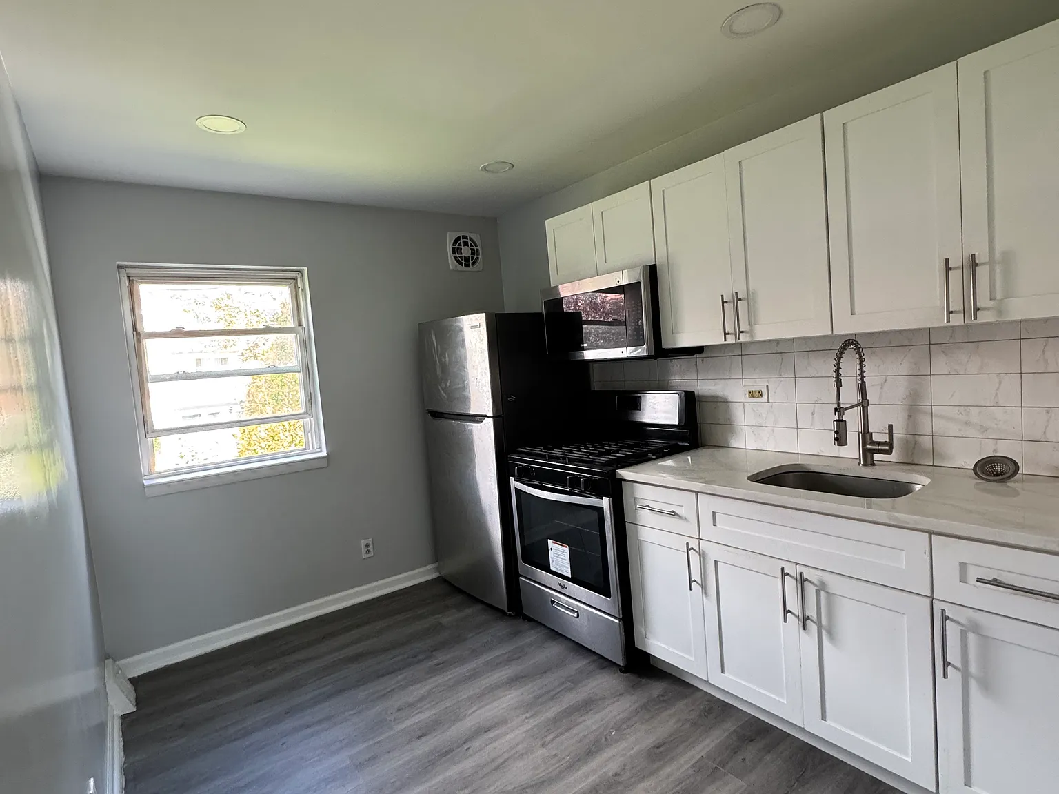1 bed, 800 sqft, $1,350 — Photo 2