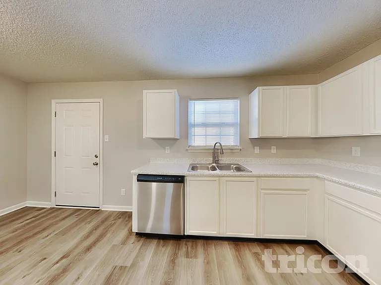 10428 Kensington Way — Photo 4