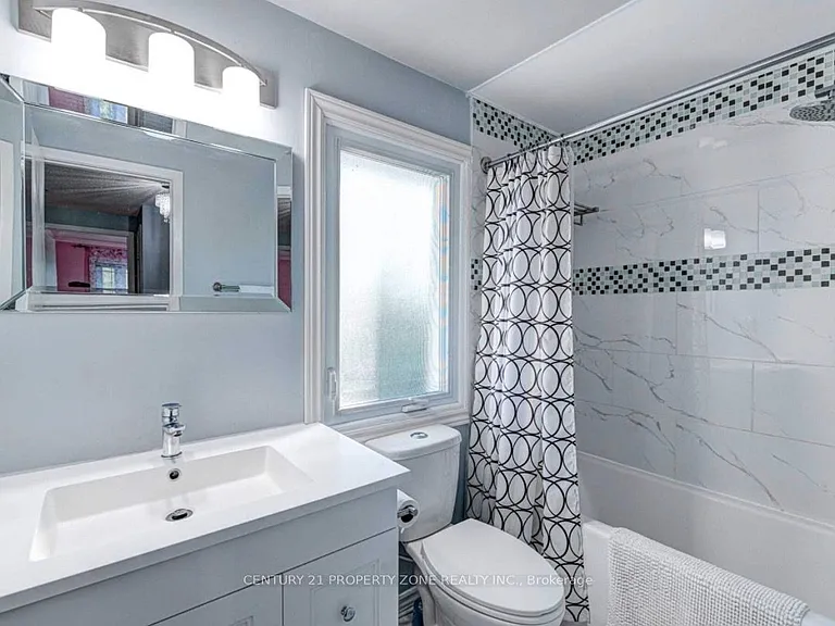 6 Roehampton Cres W — Photo 17