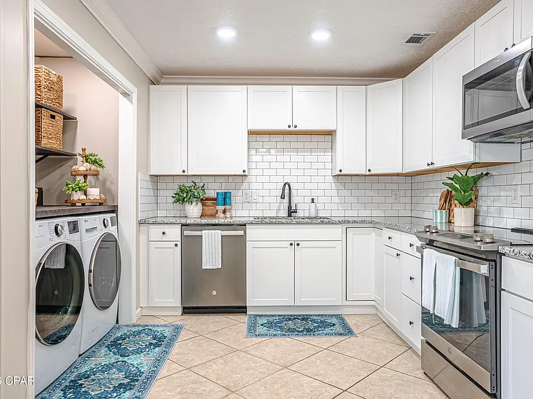 3015 Stanford Rd — Photo 1