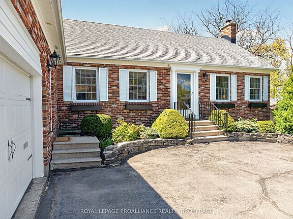 3rd image of 209 Fairway Hill Cres