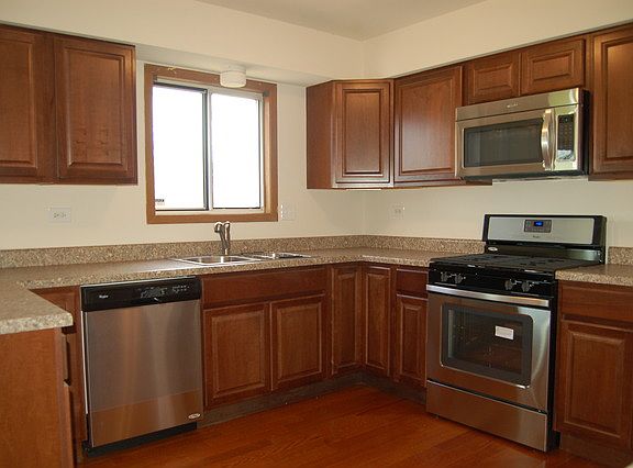 2nd image of 51 W Fullerton Ave