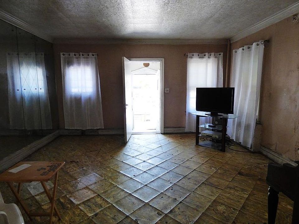 1st image of 2624 Avenue
