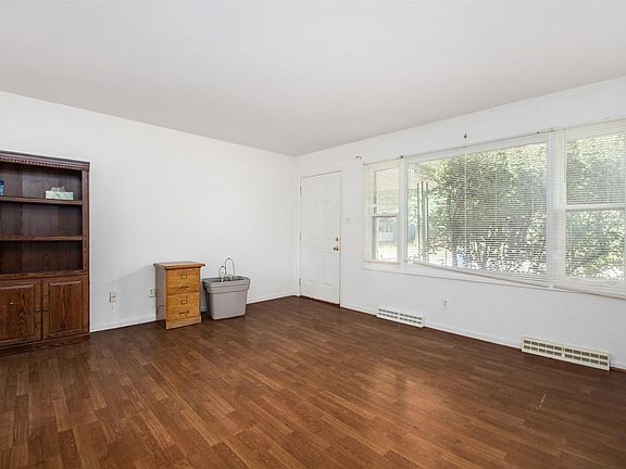 5th image of 214 White Oak Dr