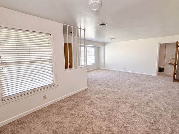 3rd image of 809 Crescent St