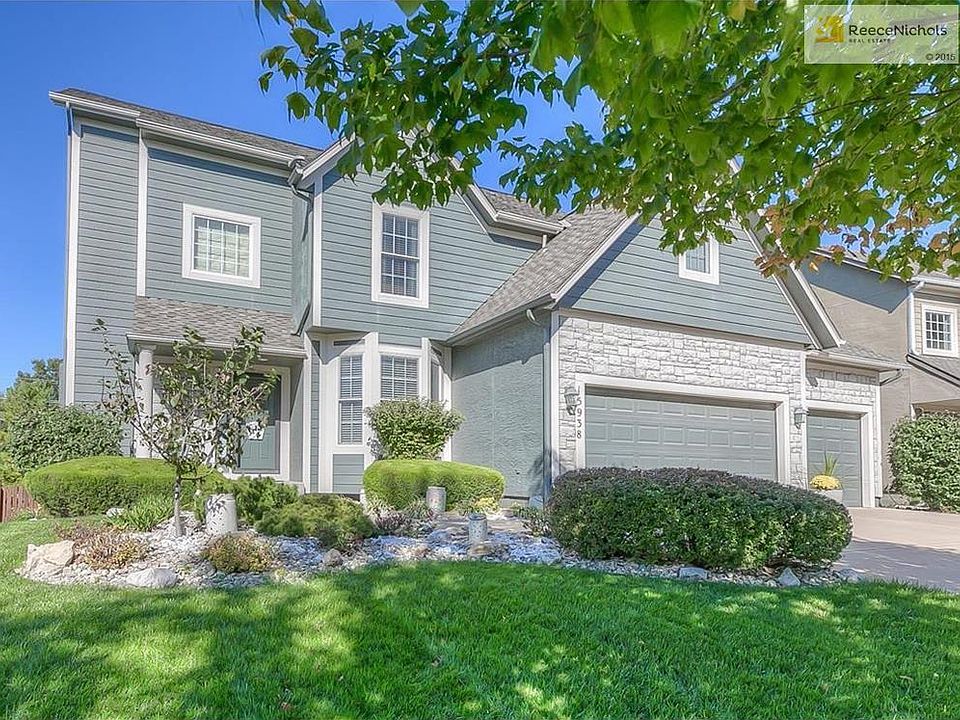 Welcome home to this beautiful two-story in southern Olathe. Stucco on 3 sides + stone trim and extensive landscaping.