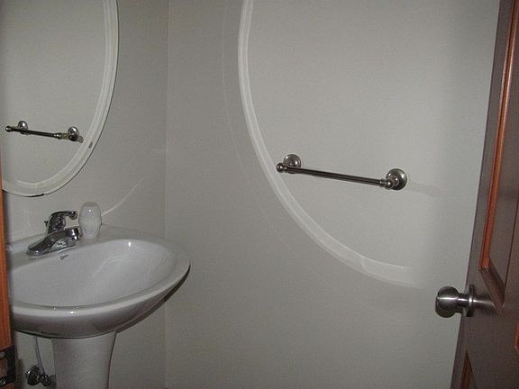4th image of 472 Highpoint Cir N