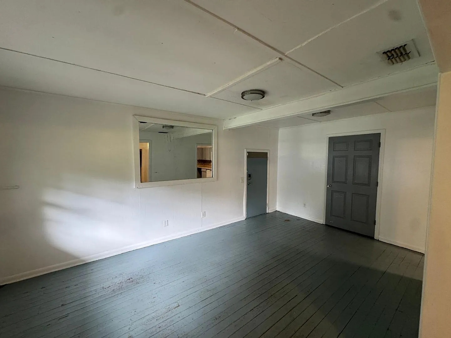3 bedroom 1 bath house with a large back yard! Available now! — Photo 4