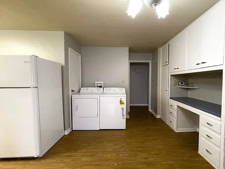 Preleasing For August! Close To Campus — Photo 20