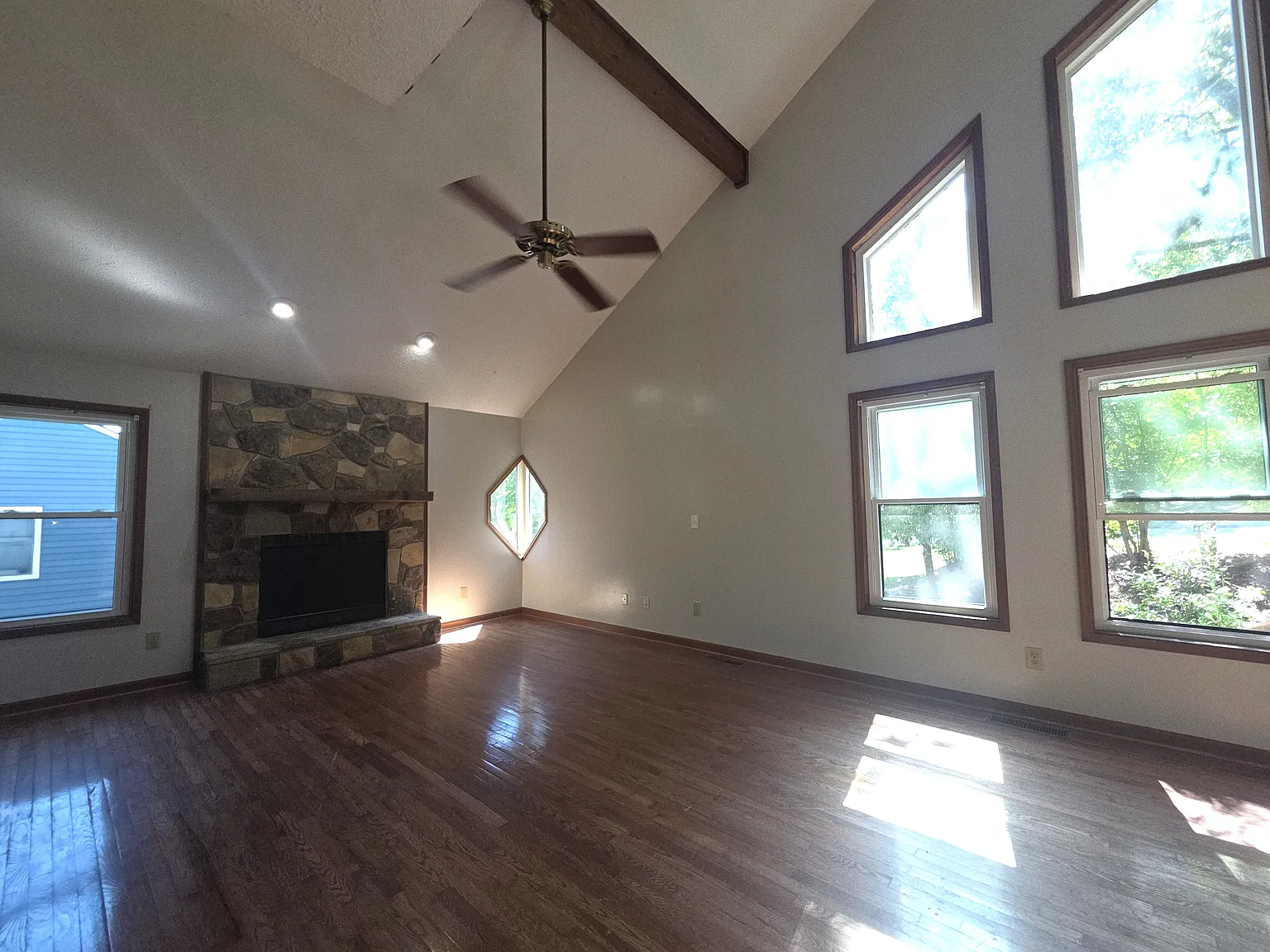 6 bed, 2429 sqft, $2,490 — Photo 3