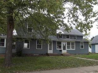 402 8th St NE, Independence, IA 50644