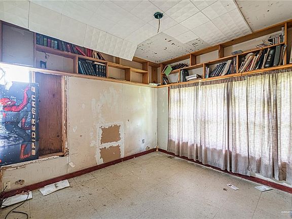 5th image of 2719 N Texas Blvd