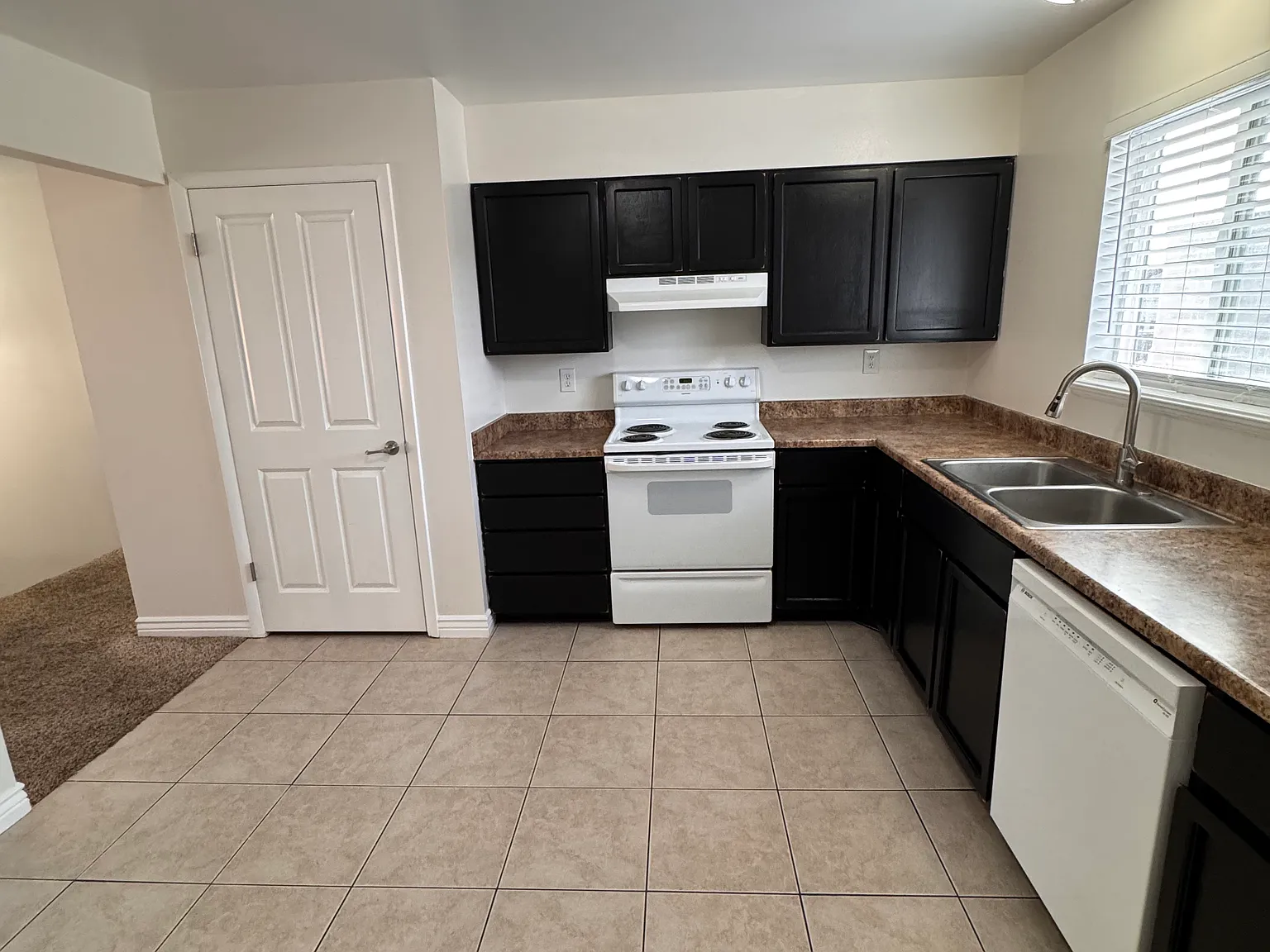 2 bed, 900 sqft, $1,325 — Photo 2