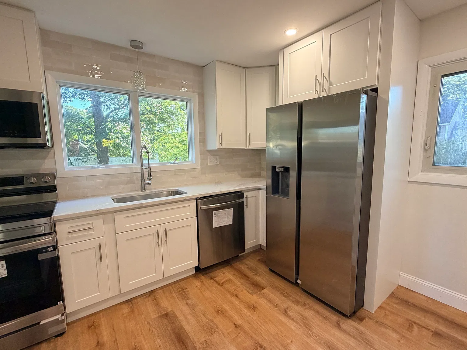 4 bed, 2.0 bath, 2386 sqft, $4,300 — Photo 3