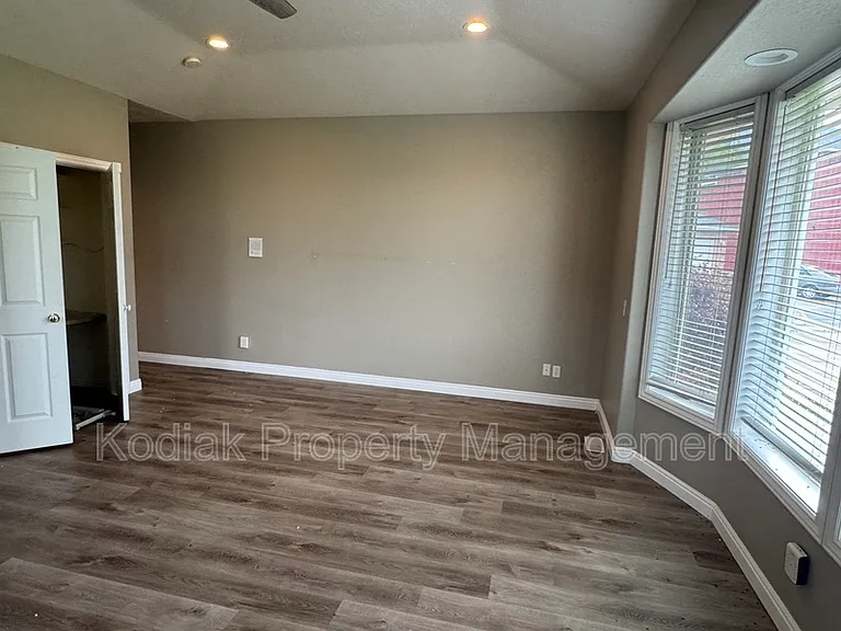1673 E Webb Way — Photo 11