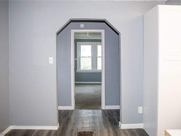 4th image of 1900 Hollis St