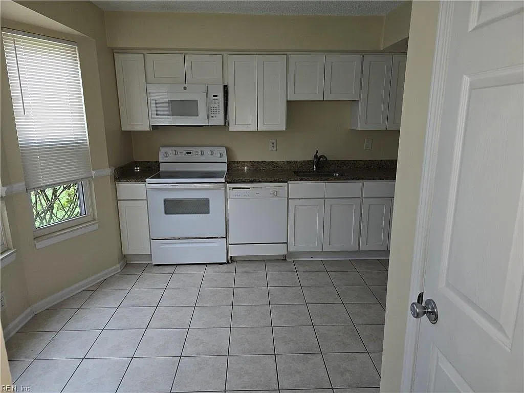 3 bed, 2.5 bath, 1320 sqft, $1,900 — Photo 3