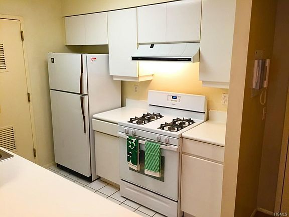 3rd image of 21 Lake St APT 4D
