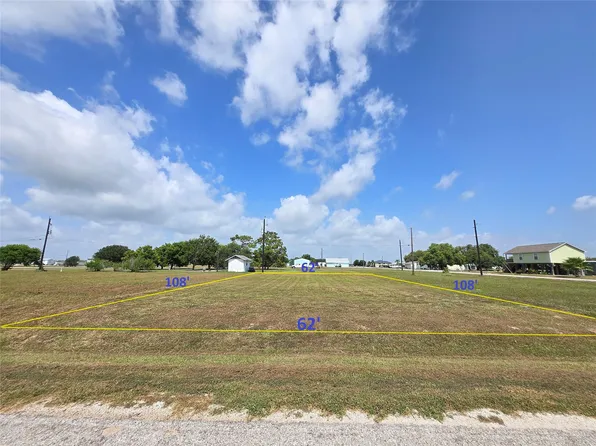 1102 Buckskin Dr, Palacios, TX 77465