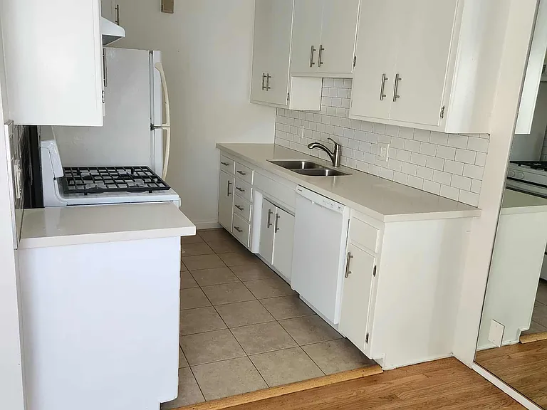 1261 E 1st St #7 — Photo 6