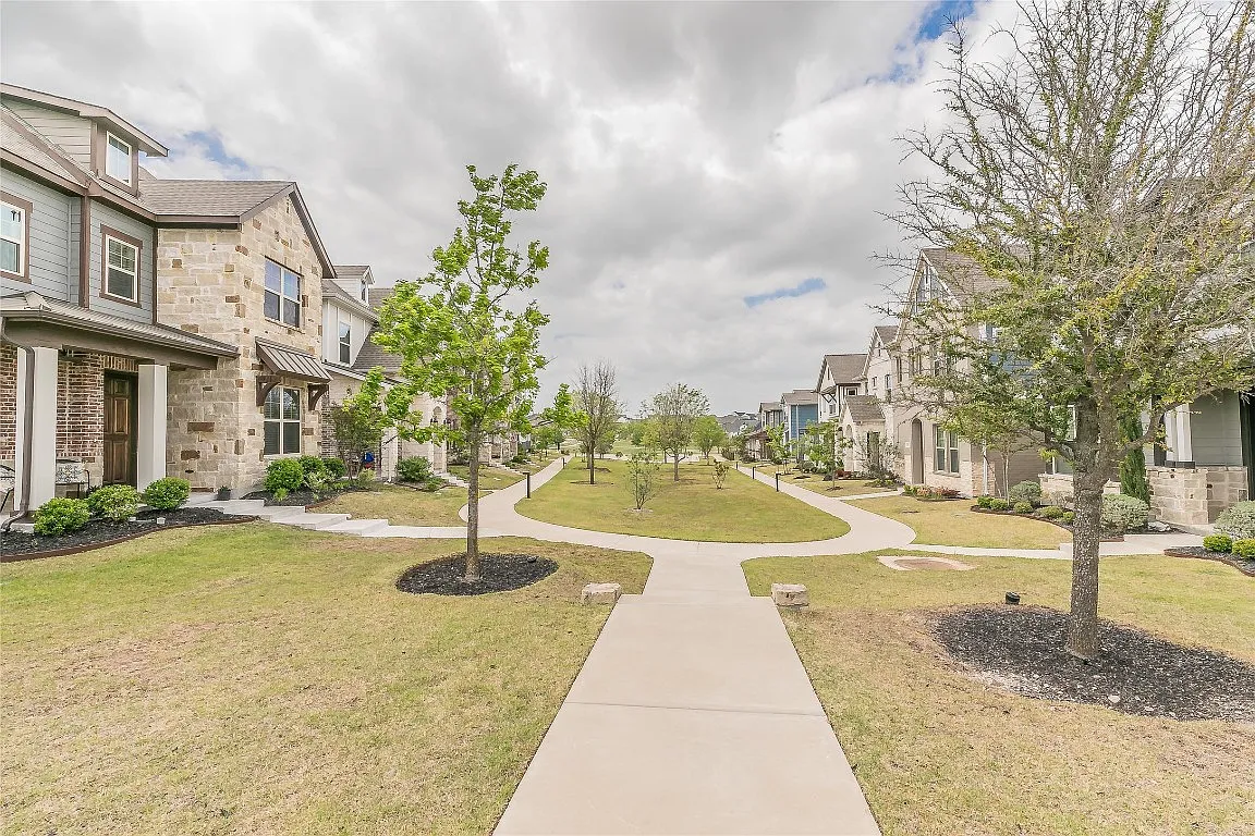 1808 Roundtree Cir W — Photo 4