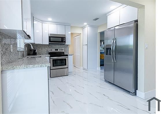 5th image of 21111 NW 27th Ct
