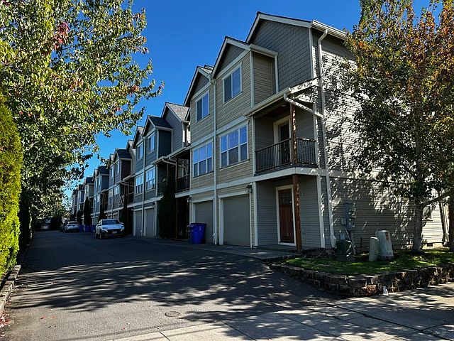 1st image of 2710 SE 141st Ave Unit 1