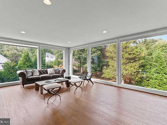 3rd image of 1100 Hillcrest Dr SW