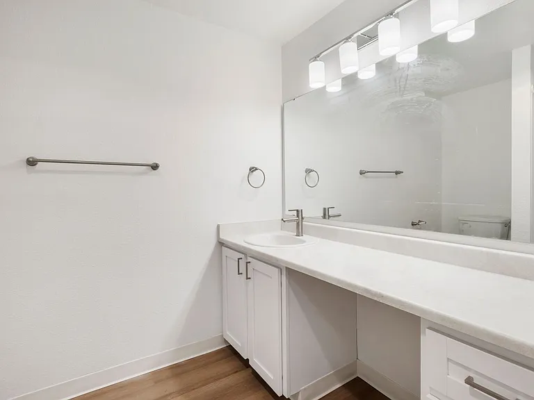 Oak Park Apartments — Photo 13