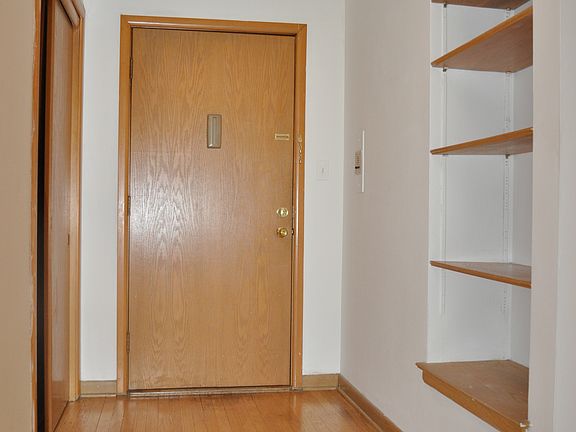 3rd image of 909 E Henry Clay St APT 304